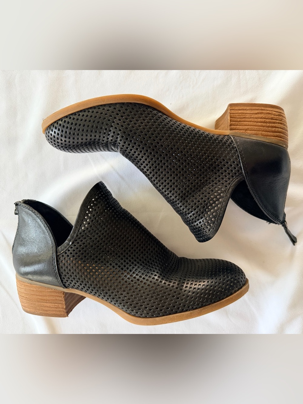 Sofft Canobie Perforated Black Leather Ankle Booties Size 8.5M Women’s